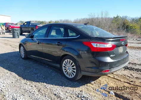 2012 Ford Focus Titanium z USA, uszkodzony, nr VIN 1FAHP3J24CL173710